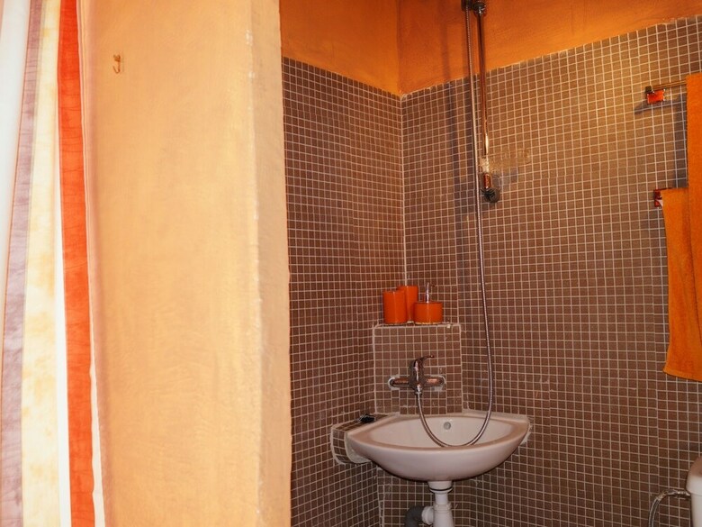 Comfortable Cottage In Renau Costa Dorada With Roofed Patio