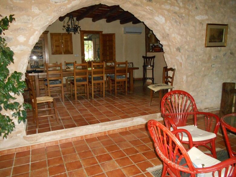 Comfortable Cottage In Renau Costa Dorada With Roofed Patio