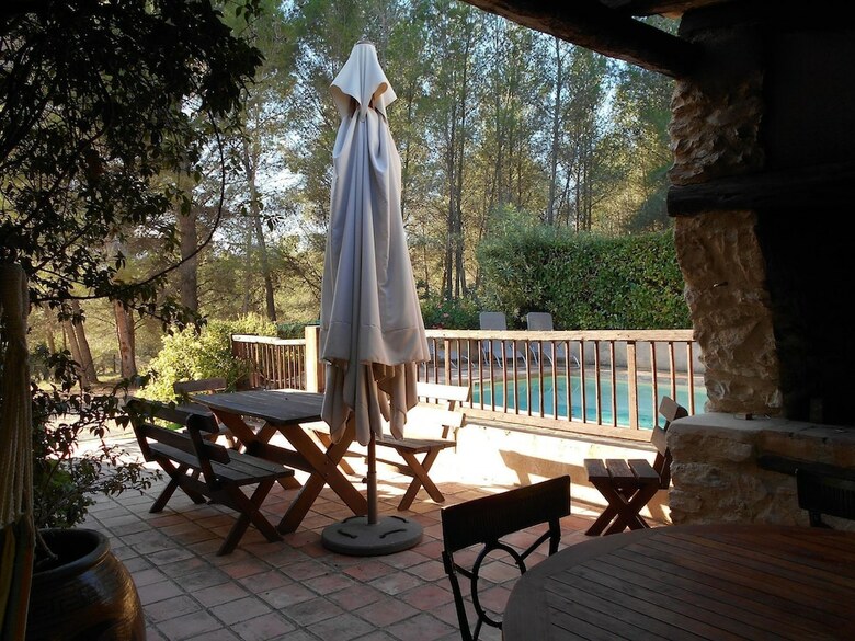 Comfortable Cottage In Renau Costa Dorada With Roofed Patio