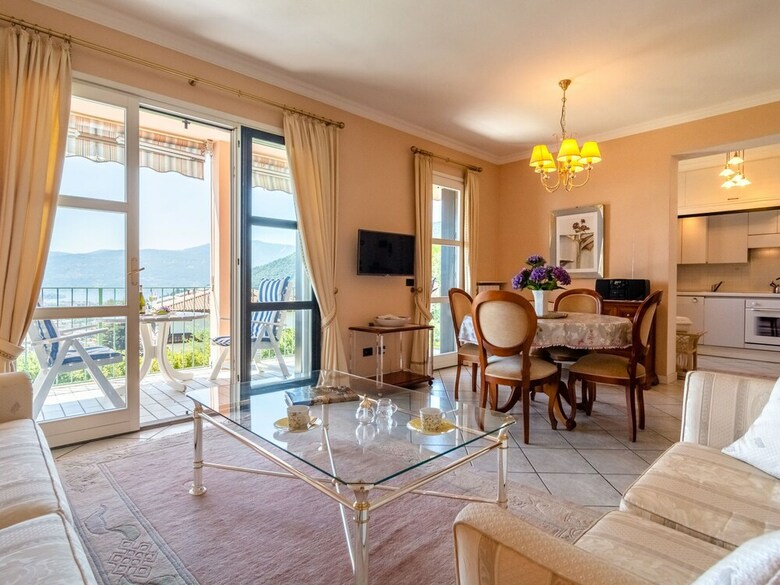 Luxurious Holiday Home In Verbania With Balcony