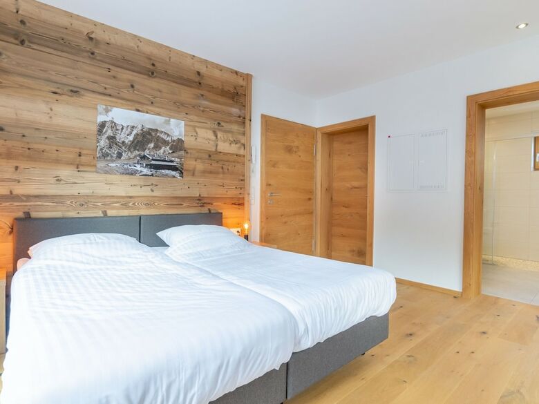 Large Luxury Chalet, Ski Slopes And Center Accessible On Foot