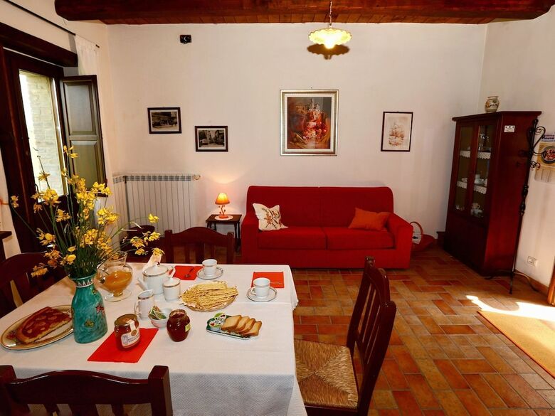 Vibrant Cottage Near Lake In Bomba