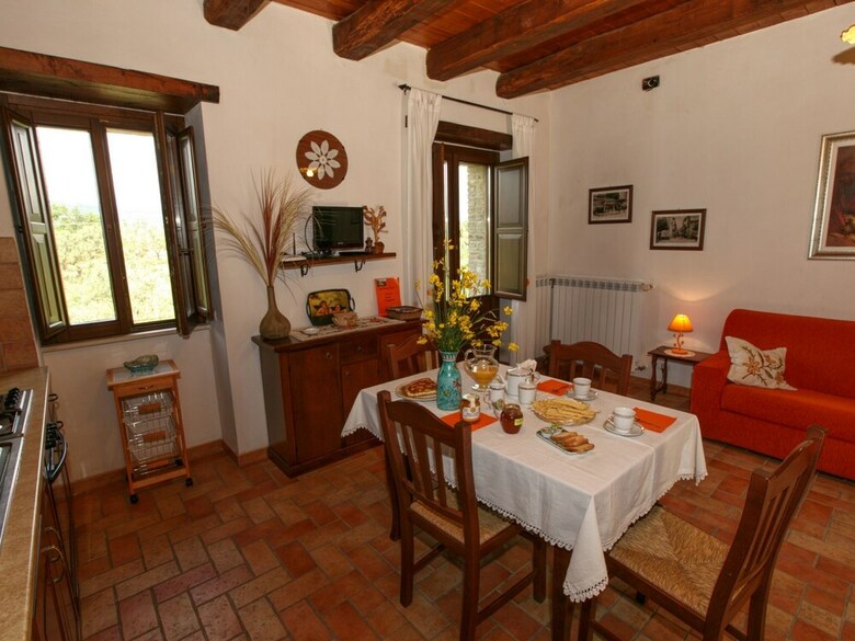 Vibrant Cottage Near Lake In Bomba