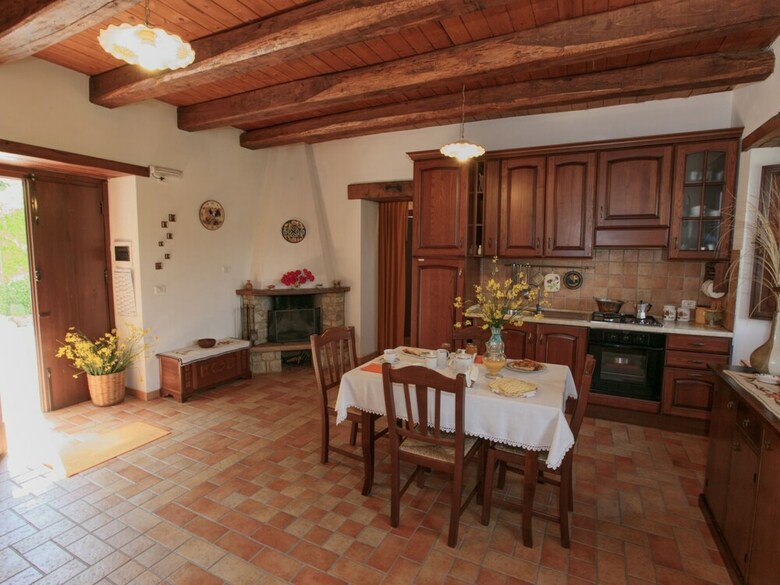 Vibrant Cottage Near Lake In Bomba