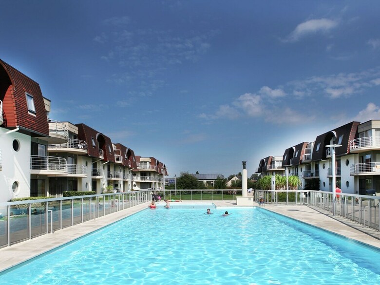 Luxurious Apartment In Bredene With Swimming Pool