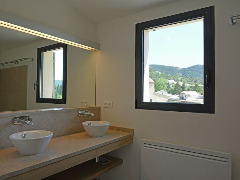 Vibrant Villa In Malauc�ne With Private Garden
