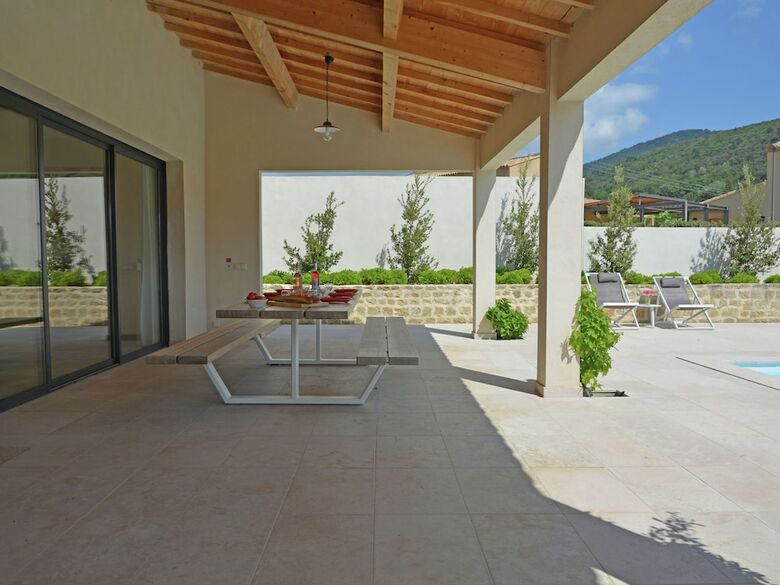 Vibrant Villa In Malauc�ne With Private Garden
