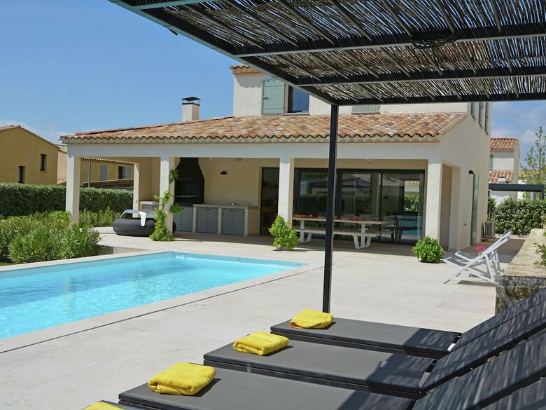 Vibrant Villa In Malauc�ne With Private Garden