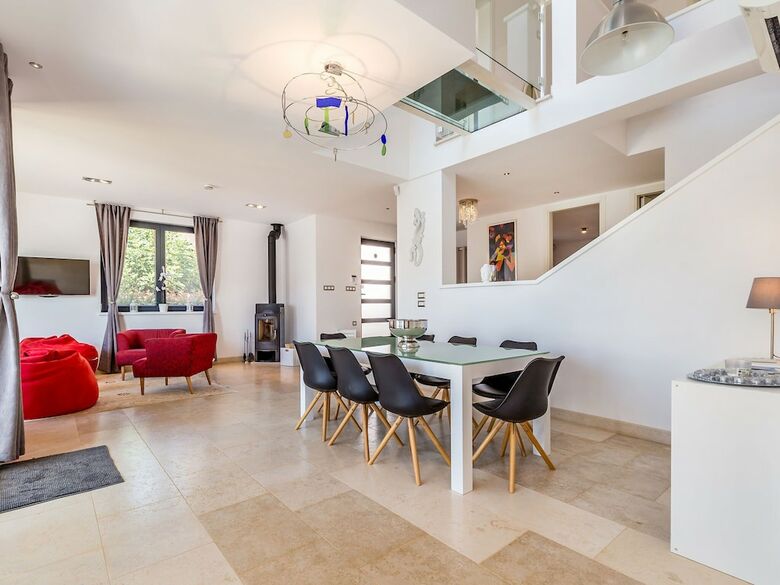 Wonderful Villa With Private Swimming Pool And Great Terrace !