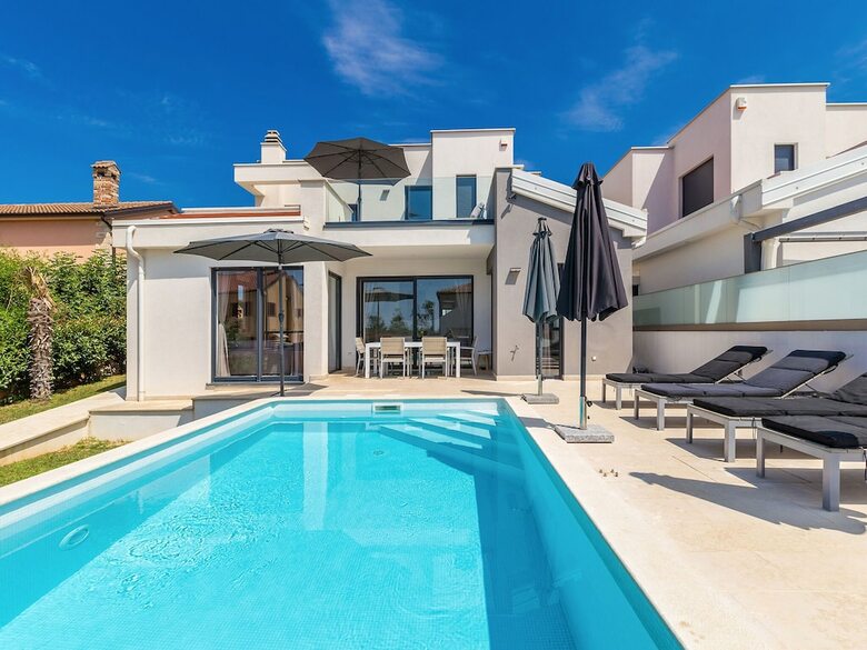 Wonderful Villa With Private Swimming Pool And Great Terrace !
