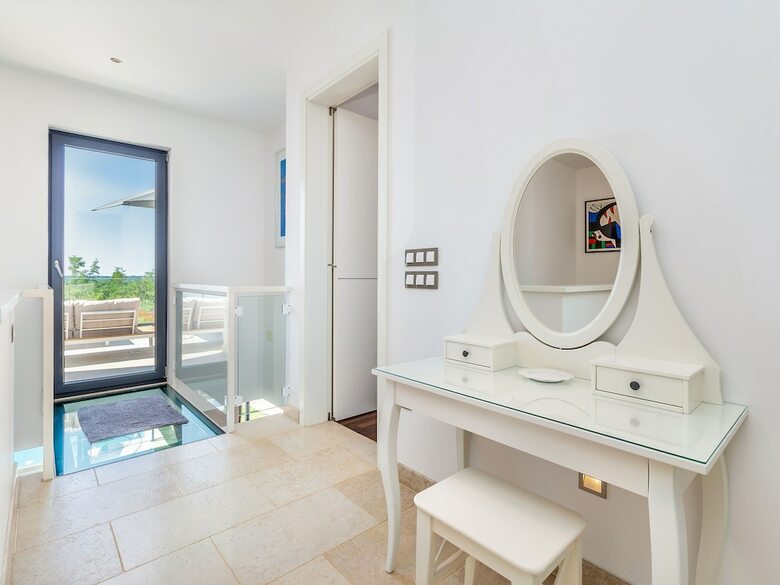 Wonderful Villa With Private Swimming Pool And Great Terrace !