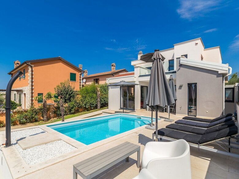 Wonderful Villa With Private Swimming Pool And Great Terrace !