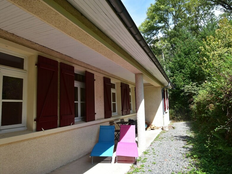Spacious Holiday Home With Swimming Pool In Cuzy