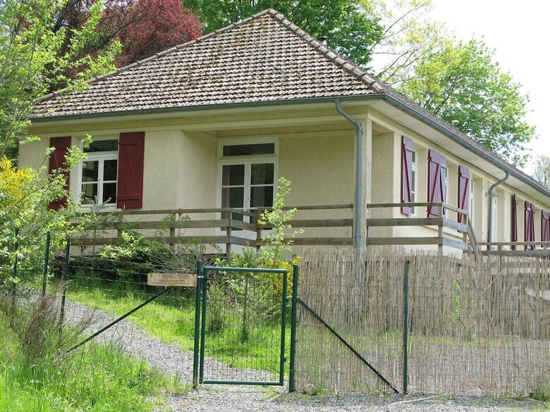 Spacious Holiday Home With Swimming Pool In Cuzy