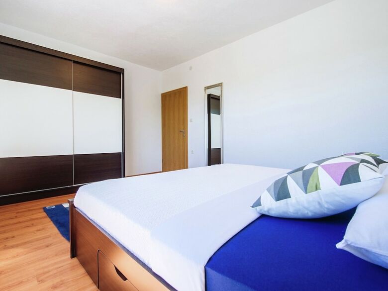 Villa Spacious Holiday Home With Private Infinity Pool, Superb Garden, Terrace, Bbq,