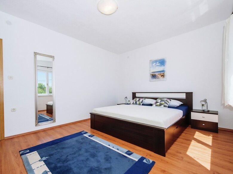 Villa Spacious Holiday Home With Private Infinity Pool, Superb Garden, Terrace, Bbq,