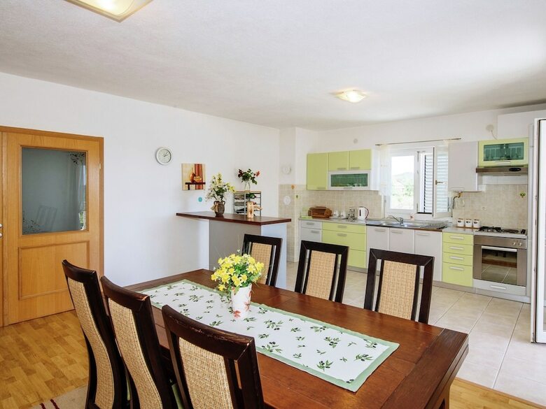 Villa Spacious Holiday Home With Private Infinity Pool, Superb Garden, Terrace, Bbq,