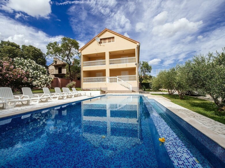 Villa Spacious Holiday Home With Private Infinity Pool, Superb Garden, Terrace, Bbq,