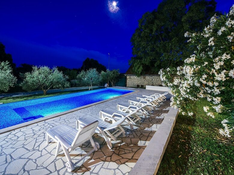 Villa Spacious Holiday Home With Private Infinity Pool, Superb Garden, Terrace, Bbq,