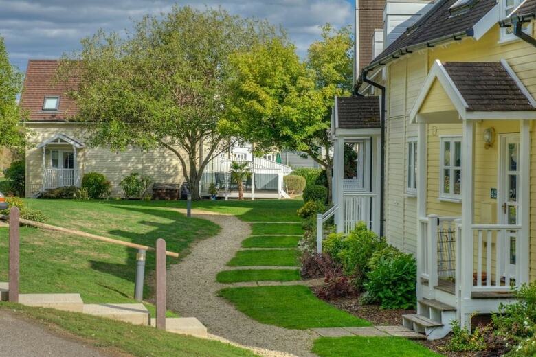 Stunning Lakeside Lodge Within Cotswold Water Park