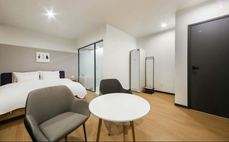 Gray 194 Hotel