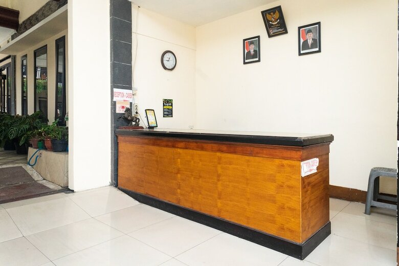 Hostal Oyo 681 Wisma Family Raya