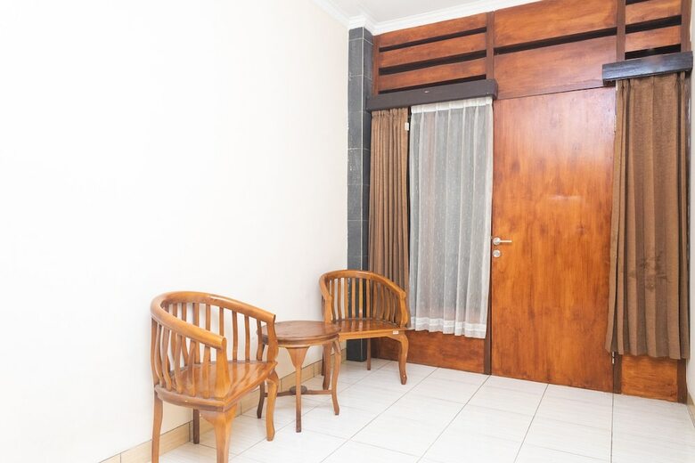 Hostal Oyo 681 Wisma Family Raya