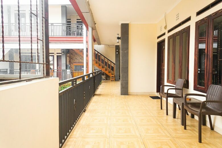 Hostal Oyo 681 Wisma Family Raya