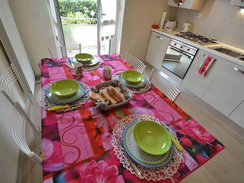 Cozy Holiday Home With Terrace In Carrara