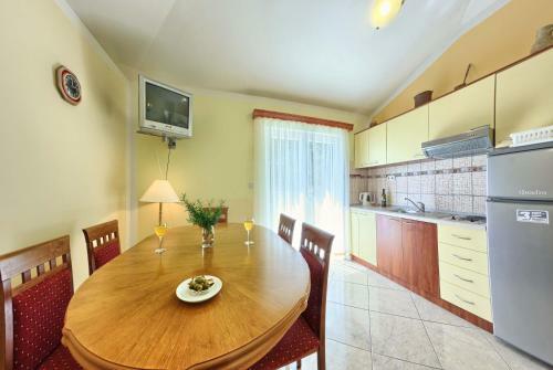 Apartments & Rooms Ruzmarin