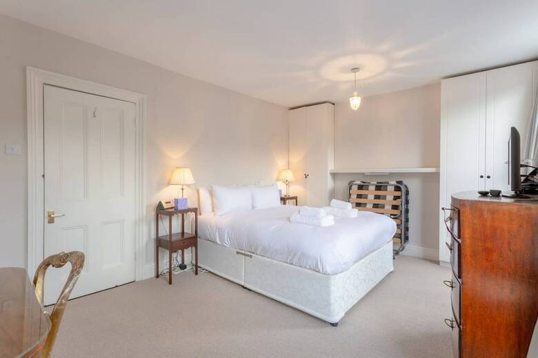 Charming Two Bedroom Home In West London