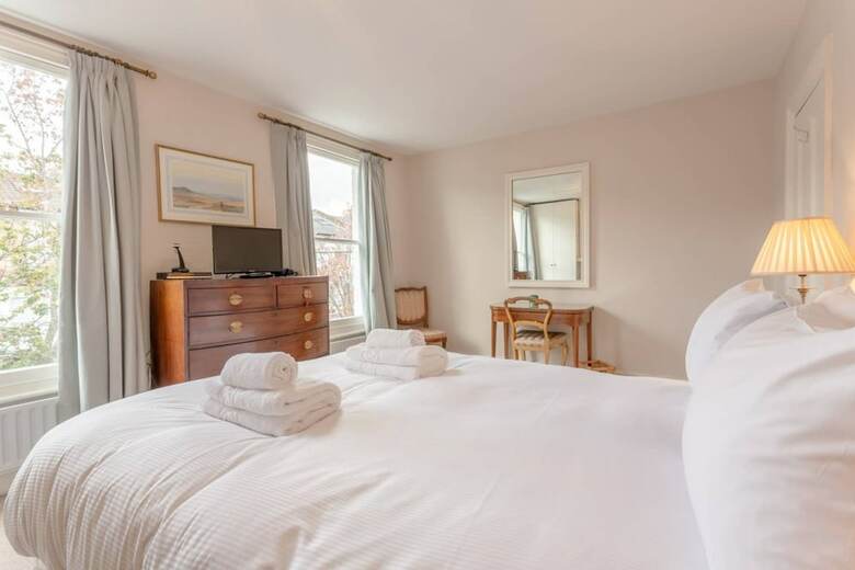 Charming Two Bedroom Home In West London