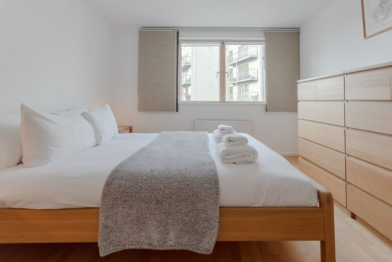 Spacious 2 Bedroom Canal Side Apartment With Balcony