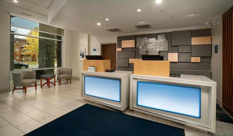 Hotel Holiday Inn Express & Suites Brandon