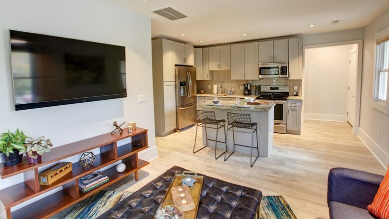 9 Bedroom, South Mint Street