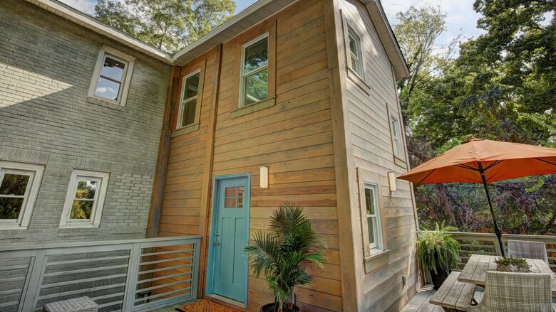 9 Bedroom, South Mint Street