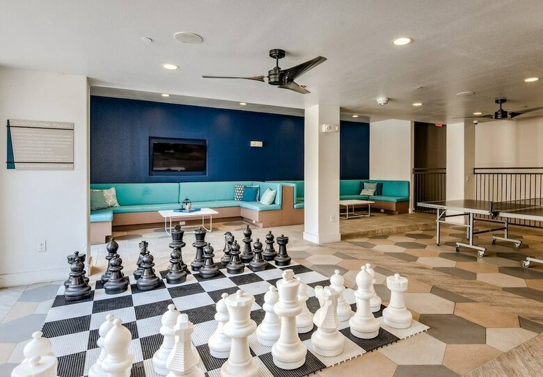 Upscale Condo Close To Downtown - Parking Included