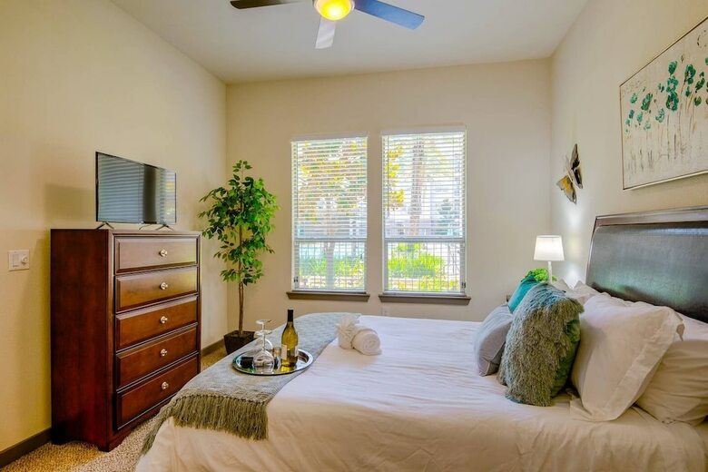 Upscale Condo Close To Downtown - Parking Included