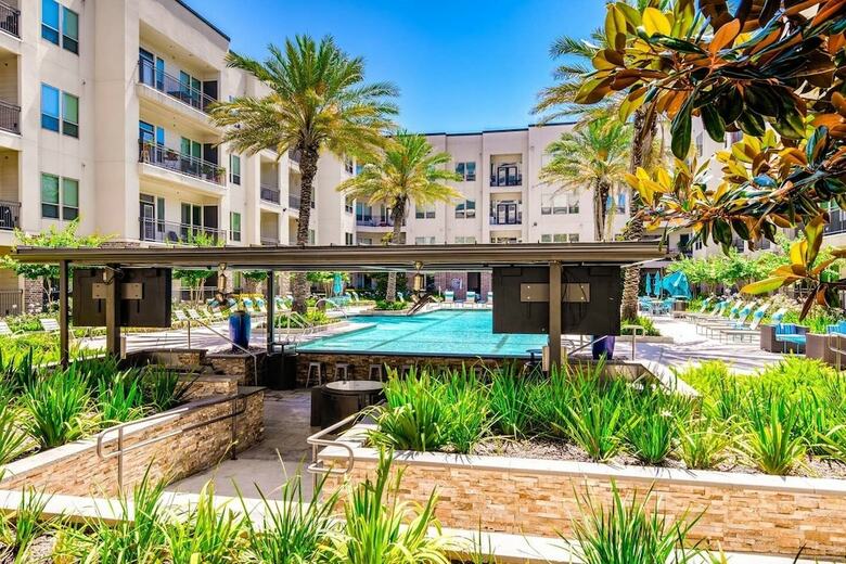 Upscale Condo Close To Downtown - Parking Included