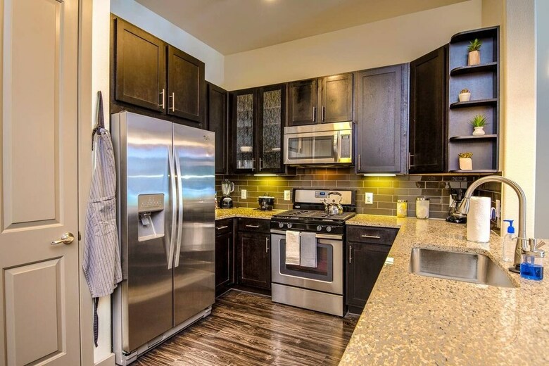 Upscale Condo Close To Downtown - Parking Included