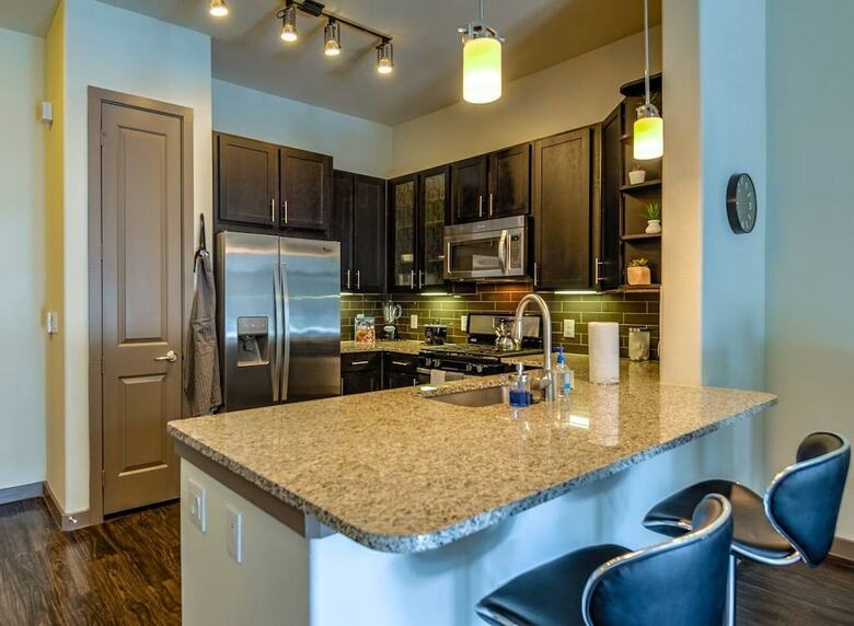 Upscale Condo Close To Downtown - Parking Included