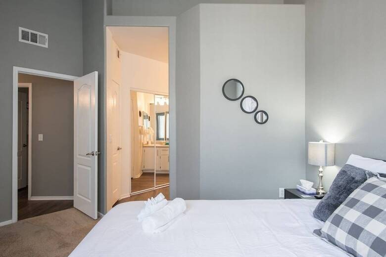 Villa Quiet Home 9 Minutes To Strip Balcony & Pool