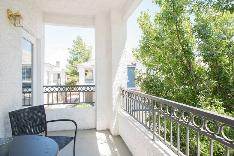 Villa Quiet Home 9 Minutes To Strip Balcony & Pool