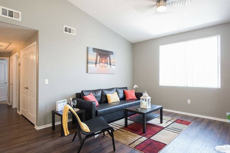 Villa Quiet Home 9 Minutes To Strip Balcony & Pool