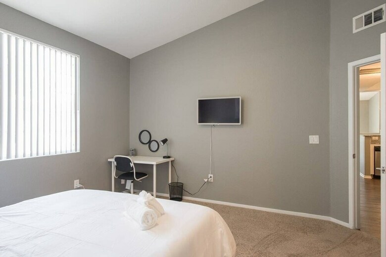 Villa Quiet Home 9 Minutes To Strip Balcony & Pool