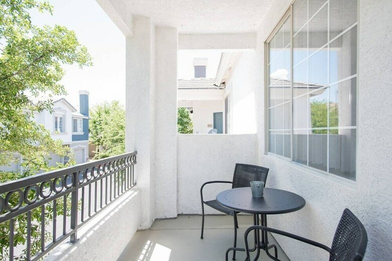 Villa Quiet Home 9 Minutes To Strip Balcony & Pool