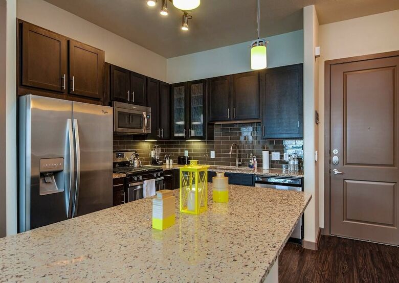 Beautiful & Modern Memorial Home - Near Everything