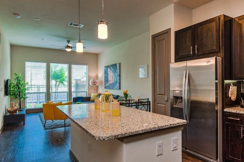 Beautiful & Modern Memorial Home - Near Everything