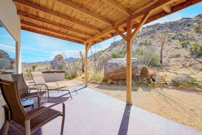 Classic 1960s Cottage On 10 Acres With Jacuzzi!