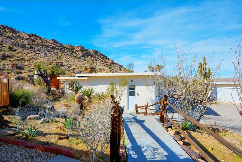 Classic 1960s Cottage On 10 Acres With Jacuzzi!